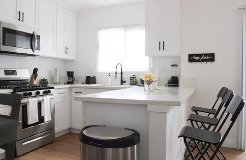 Palms Apartment | ☆ Gem Apt. in Culver City ☆ Nearby Restaurants, Hotels, Parks, Beach and MORE!