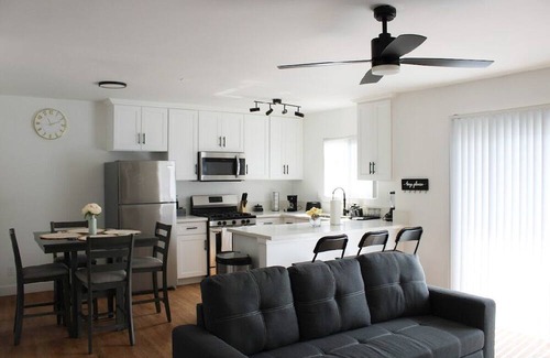 Palms Apartment | ☆ Gem Apt. in Culver City ☆ Nearby Restaurants, Hotels, Parks, Beach and MORE!
