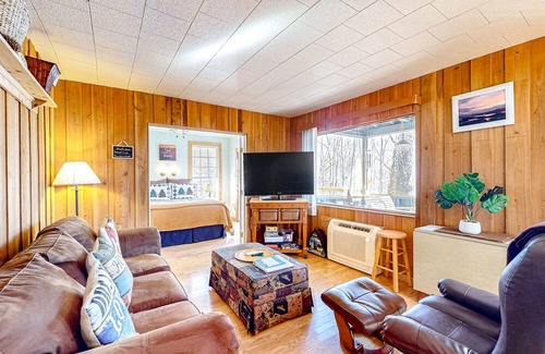 Hayesville Cabin | Dog-friendly hillside cabin with porches & mountain/forest views