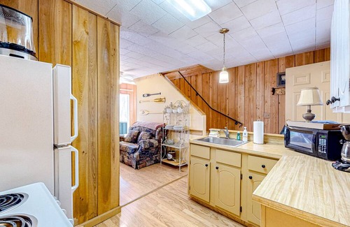 Hayesville Cabin | Dog-friendly hillside cabin with porches & mountain/forest views