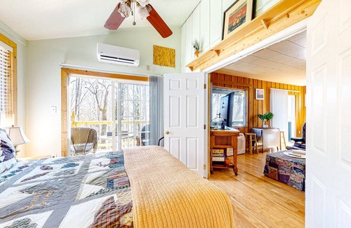 Hayesville Cabin | Dog-friendly hillside cabin with porches & mountain/forest views