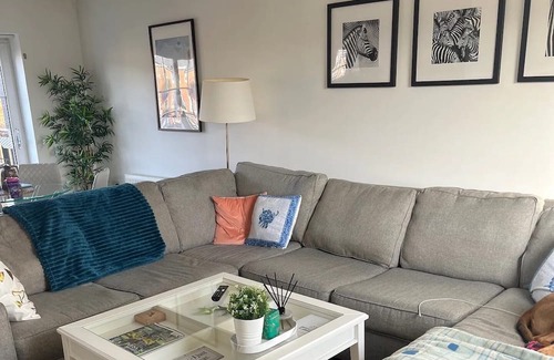 Dunton Green Apartment | Bright apartment, 40m to London