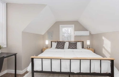 Downtown Springfield Apartment | Sleepover: Cozy 2BD/1BA - Downtown Springfield