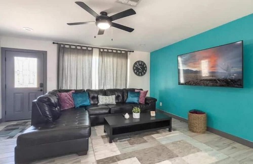 Cox Heights House | Old Town Family & Pet Friendly Jacuzzi King
