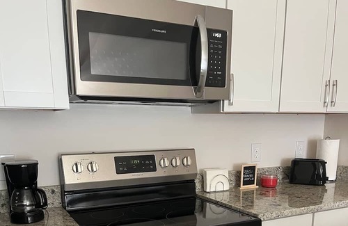 Cape Coral House | NEW 3 Bed 2 Bath with Full Size Kitchen Vacation Home - Free Wifi and Parking