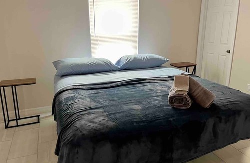 Cape Coral House | NEW 3 Bed 2 Bath with Full Size Kitchen Vacation Home - Free Wifi and Parking