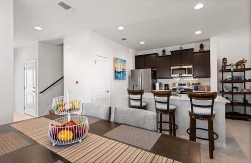 Manor House | Amenities of Austin minutes from Austin Bergstrom!