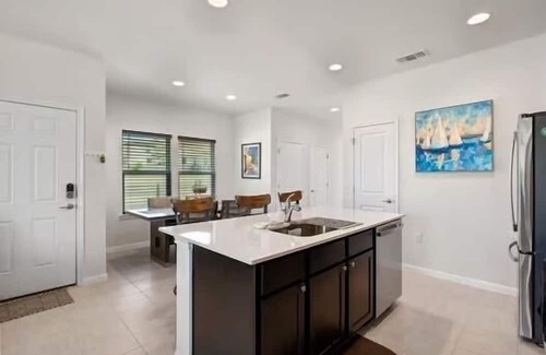 Manor House | Amenities of Austin minutes from Austin Bergstrom!