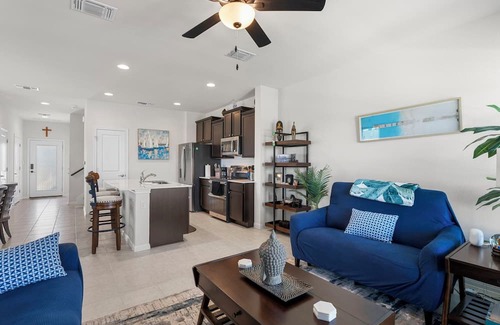Manor House | Amenities of Austin minutes from Austin Bergstrom!