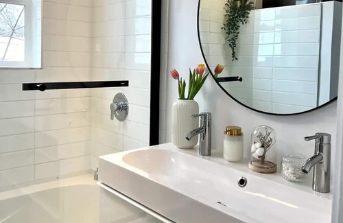 Vanier North Apartment | 3BR in Ottawa Beachwood Area