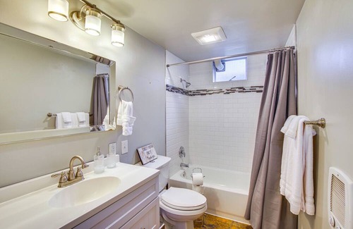 Bothell Apartment | Modern Lower-Level Apt ~ 4 Mi to UW Bothell!