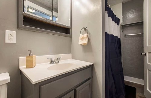 Shelby Park House | Classic 3BR home in Shelby Park by CozySuites