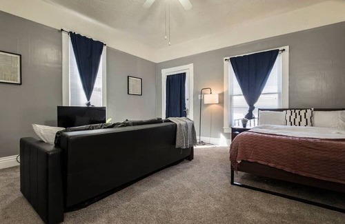 Shelby Park House | Classic 3BR home in Shelby Park by CozySuites