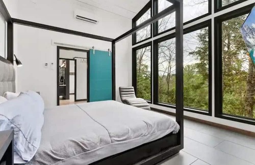 Bracebridge Cottage | Modern x Muskoka: Contemporary Waterfront Oasis