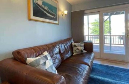 Hampton House | Blue Haven Summary: T
