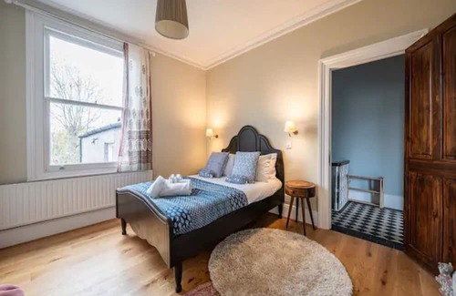 Penge Apartment | Pass the Keys | Stylish London Flat near Station - Victoria 20 min