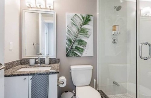 Hurontario Condo | ELEGANT 2BR-2BATH, BALCONY, PARKING, CITY VIEW