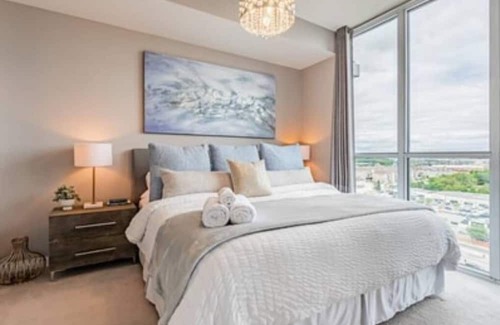 Hurontario Condo | ELEGANT 2BR-2BATH, BALCONY, PARKING, CITY VIEW