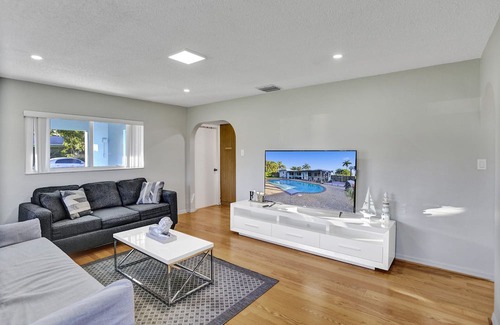 Oakland Park Villa | Spacious 5BDR villa with Pool, BBQ, Tennis Table, Air Hockey