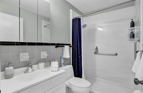 Oakland Park Villa | Spacious 5BDR villa with Pool, BBQ, Tennis Table, Air Hockey