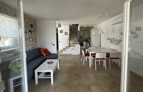 Promina House | Peaceful Holiday Home Toma with pool in the National park Krka