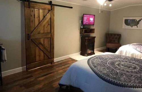 San Antonio House | 130D) 2 Queen beds with a hot tub!
