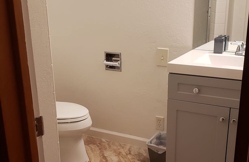University District House | Cozy Quiet Den Close to Activities, Close to Town/Food/Fun