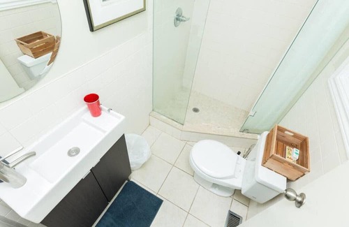 Trinity - Bellwoods House | Unique 3 BR House in Trendy Queen West - Sleeps 6!