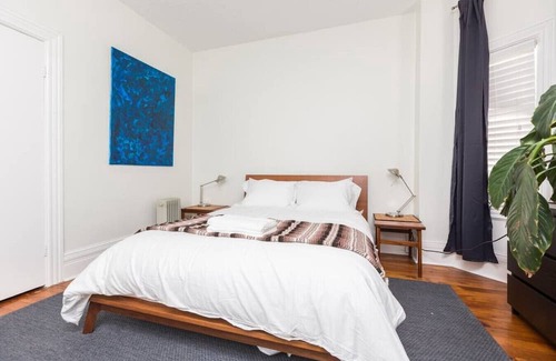 Trinity - Bellwoods House | Unique 3 BR House in Trendy Queen West - Sleeps 6!