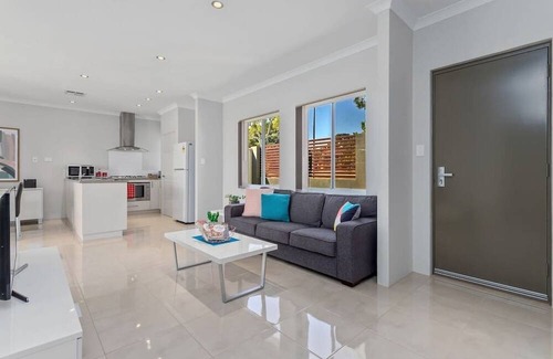 Ardross House | Minimalist suburban villa*Garden City*Family Friendly*