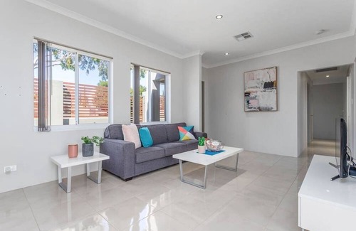 Ardross House | Minimalist suburban villa*Garden City*Family Friendly*