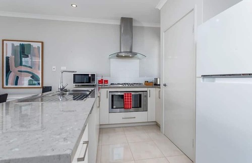 Ardross House | Minimalist suburban villa*Garden City*Family Friendly*