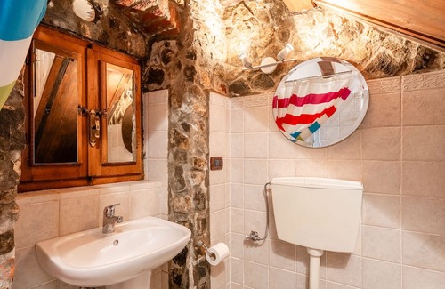 Trassilico House | Holiday Home 'Dimora La Rocca' with Views of "Monte Forato" in the Alpi Apuane