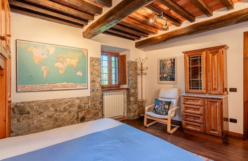 Trassilico House | Holiday Home 'Dimora La Rocca' with Views of "Monte Forato" in the Alpi Apuane