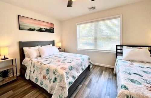 Town Bank House | 1 block and a 5 min walk to the Delaware Bay Beach and the awesome sunsets.