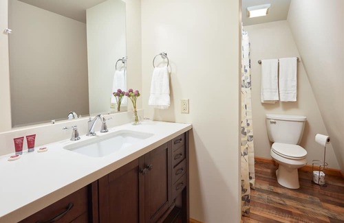 Hood House | Birds and Bees Cottage | 2 Bed, 1 Bath