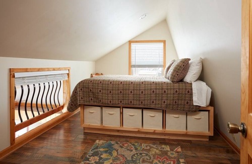 Hood House | Birds and Bees Cottage | 2 Bed, 1 Bath