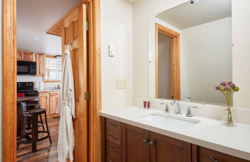Hood House | Birds and Bees Cottage | 2 Bed, 1 Bath