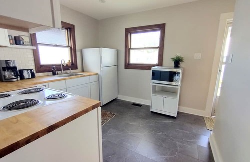 Kettering House | Cozy Retro Modern Duplex in a central location in Dayton, Ohio
