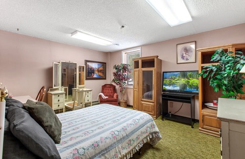 Silverton House | 3 BR 1 BA historic brick house w/fire pit & ample parking - 5 mins from Wallace