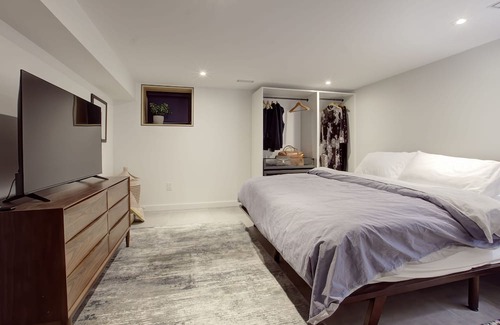 The Beaches House | Spacious 2 level apartment by Woodbine Beach