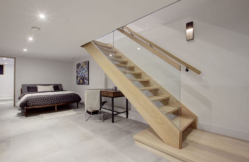 The Beaches House | Spacious 2 level apartment by Woodbine Beach