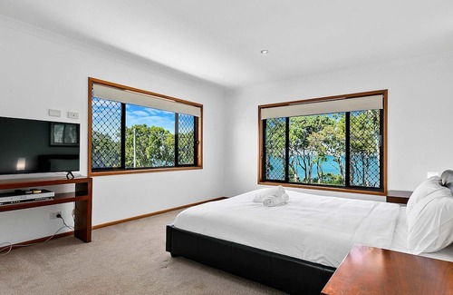 Point Vernon House | Outlook to K'Gari Point Vernon