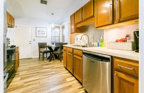 Arlington House | Amazing Location & Amenities Hot Tub King Bed