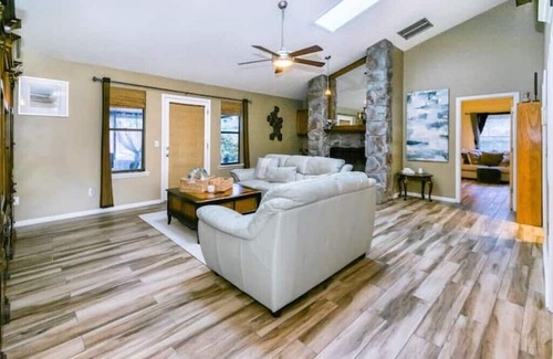 Arlington House | Amazing Location & Amenities Hot Tub King Bed