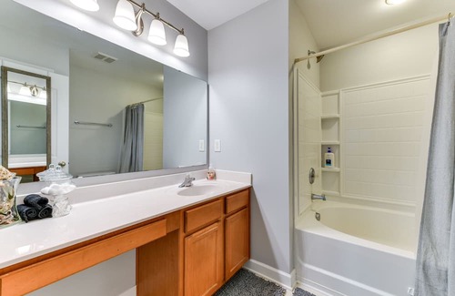 Mountain Island House | Cozy Charlotte Townhome Rental ~ 11 Mi to Uptown!