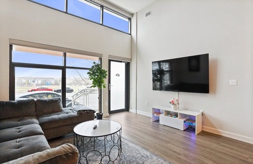 McLean Apartment | Welcome to our luxurious 2-bed, 2-bath apartment in the heart of McLean Commons!