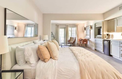 Oro-Medonte Ski Chalet | Escape the City in our Chalet Townhouse for 8 - w/ Jacuzzi & Access to Pool /Gym