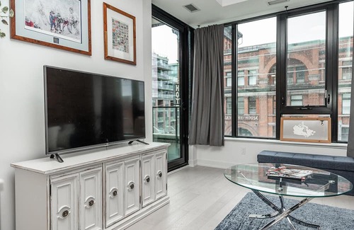 Little Portugal Condo | Gorgeous + Trendy Condo on Queen W - 2Bed 2Bath - Toronto's Best Neighbourhood!