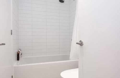 Little Portugal Condo | Gorgeous + Trendy Condo on Queen W - 2Bed 2Bath - Toronto's Best Neighbourhood!